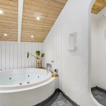 Beautiful In With House Sea View